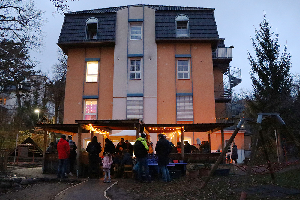 Personen vor dem Gebäude der Kita Landgrafenstieg